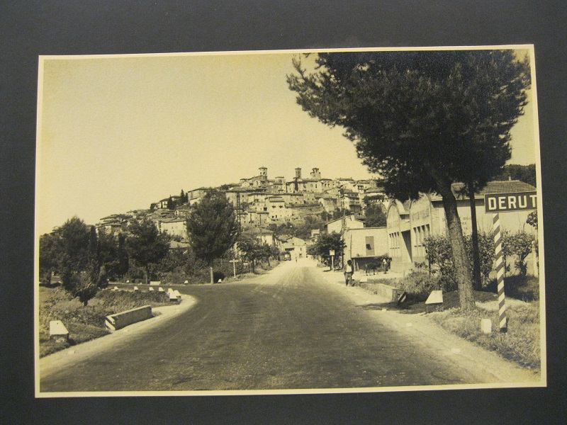 Umbria, Val del Tevere, Deruta, 24 maggio 1955. Fotografia originale